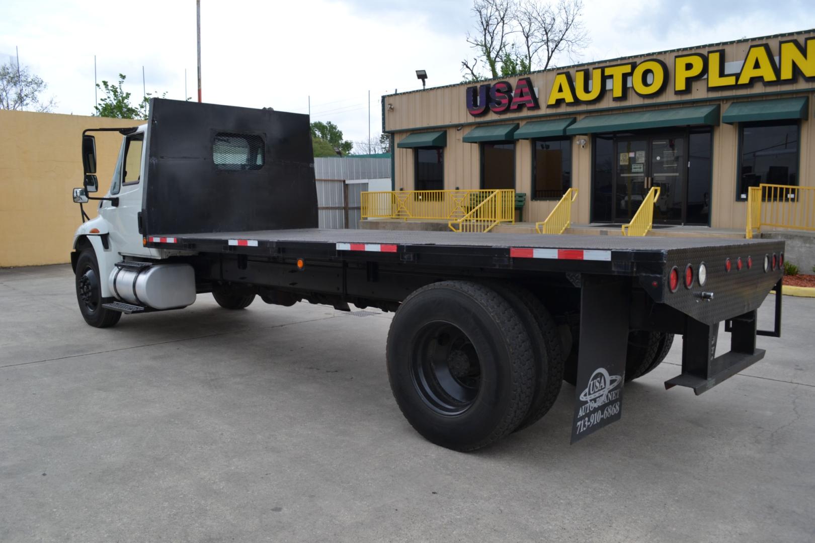 2014 WHITE /BLACK INTERNATIONAL 4300 with an DT466 7.6L 230HP engine, ALLISON 2100HS AUTOMATIC transmission, located at 9172 North Fwy, Houston, TX, 77037, (713) 910-6868, 29.887470, -95.411903 - Photo#6